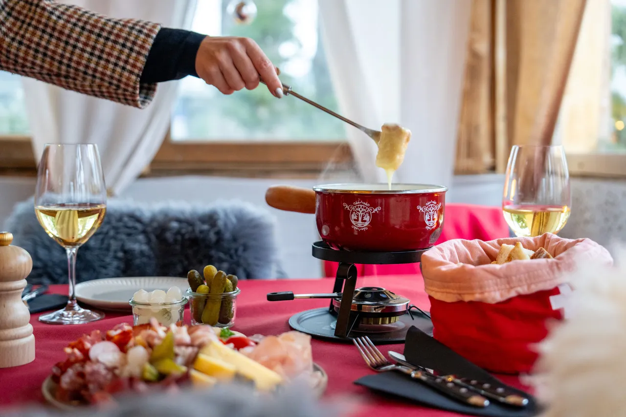 Das Lido Beach House zeigt sich im Winter mit dampfendem Glühwein, Käsefondue im Chalet, heissem Lido Grog und stimmungsvoller Atmosphäre am Vierwaldstättersee von seiner gemütlichen Seite.