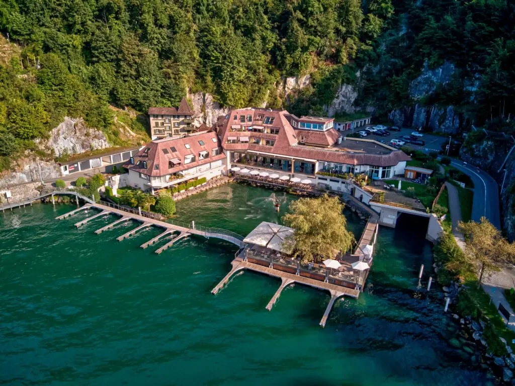 Das Aiola al Porto in Stansstad bietet direkt am Vierwaldstättersee Platz für Gesellschaften bis 200 Personen, einen Bootshafen mit 20 Anlegeplätzen und kostenlose Parkplätze.