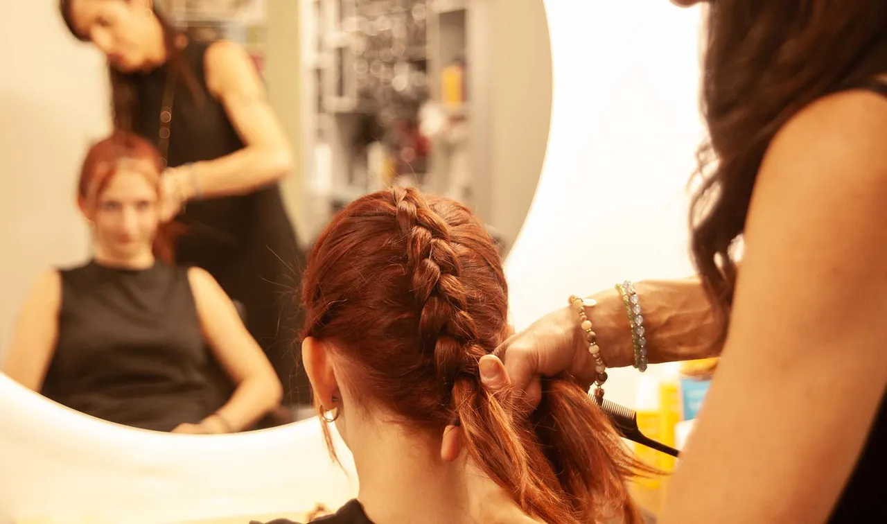 Isabelle Wiler-Burri verbindet ihre vielfältigen Kompetenzen zu einer ganzheitlichen Beratung, die Haare und Make-up perfekt auf Persönlichkeit und Alltag abstimmt.