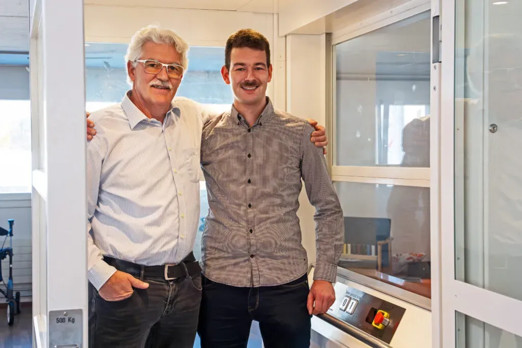 Generationen im Einklang: Samuel «Sammy» und Joshua Suter führen das Familienunternehmen HOMELIFT Suter erfolgreich gemeinsam.