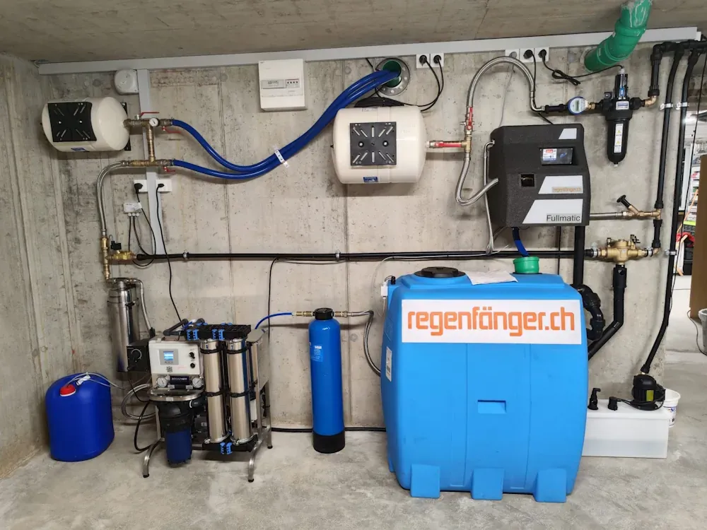 Vom Regenwassertank gelangt das Wasser über einen Vorfilter in die Aufbereitungsanlage, wird zu Trinkwasser aufbereitet, zwischengespeichert und anschliessend im Haus verteilt.