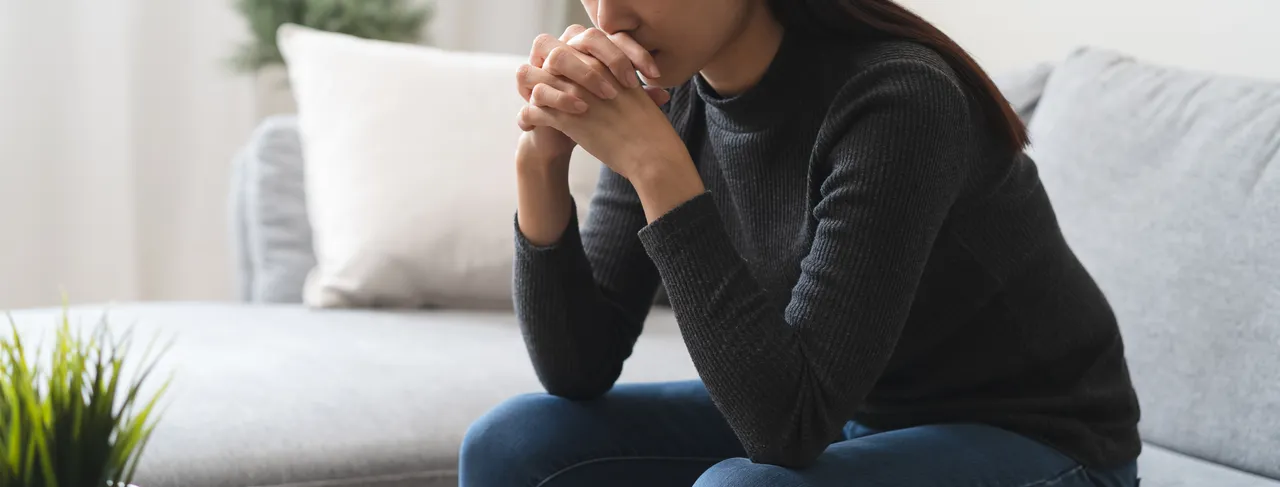 Trennungsangst kann tief in der Kindheit verwurzelt sein, wo prägende Erfahrungen emotionale Ängste auslösen, die bis ins Erwachsenenalter bestehen bleiben und das Vertrauen in Beziehungen beeinflusse