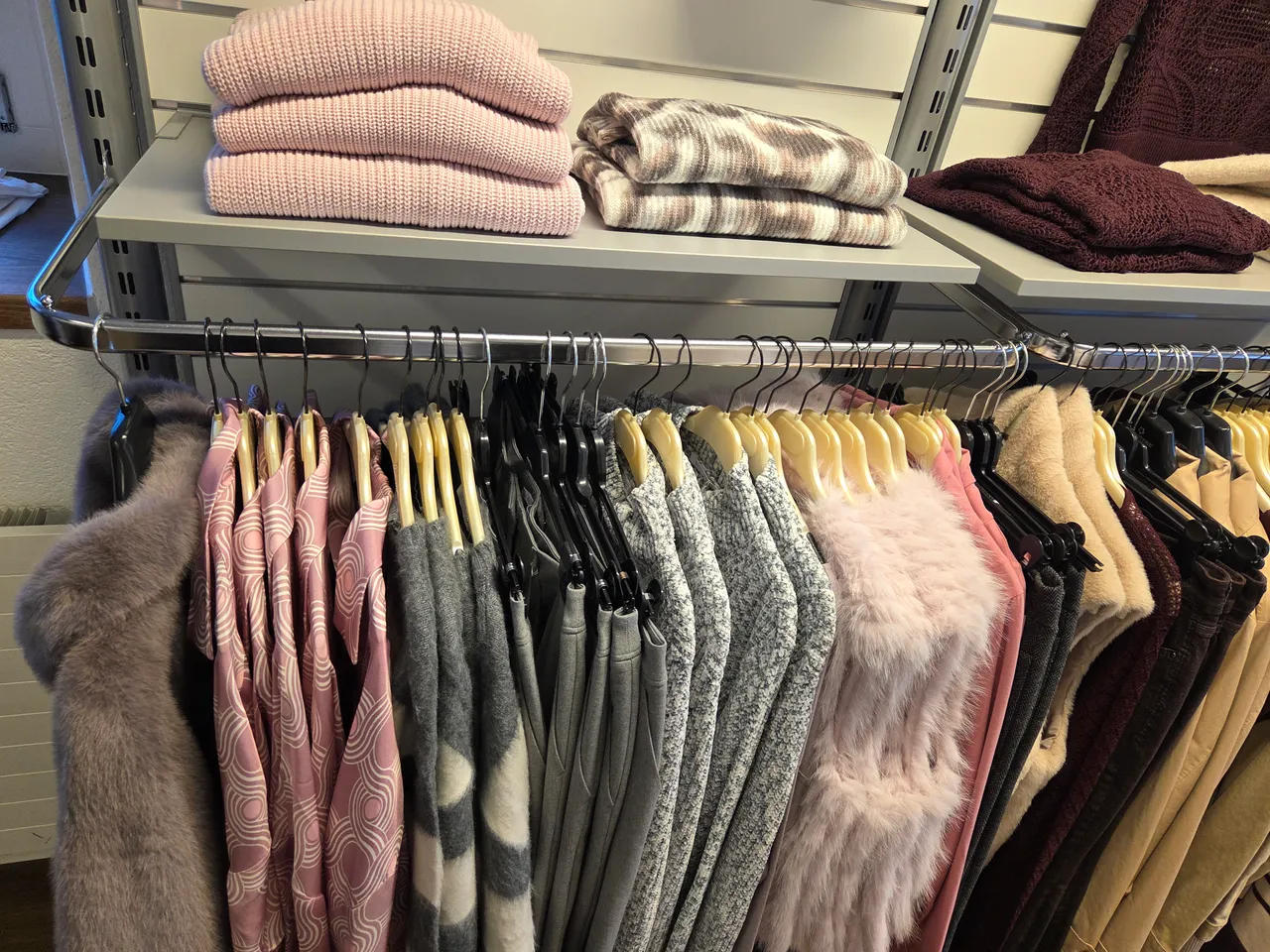 Frische Farbakzente bringen Abwechslung in die winterliche Garderobe – entscheidend ist, dass man sich in seiner Kleidung wohlfühlt und den eigenen Stil zum Ausdruck bringt.