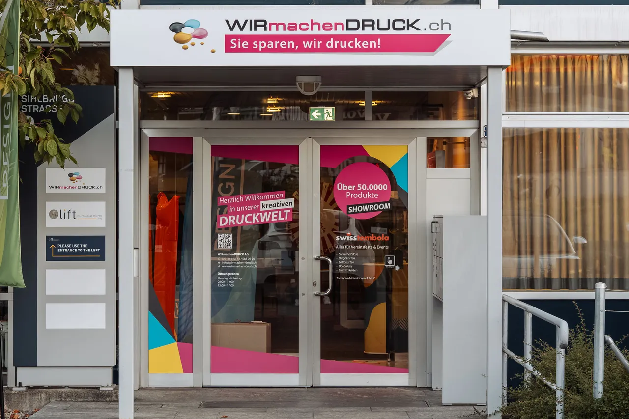 WIRmachenDruck bietet an der Sihlbruggstrasse 3 in Baar einen Showroom, in dem Kunden Produkte besichtigen und sich vom Fachpersonal beraten lassen können.